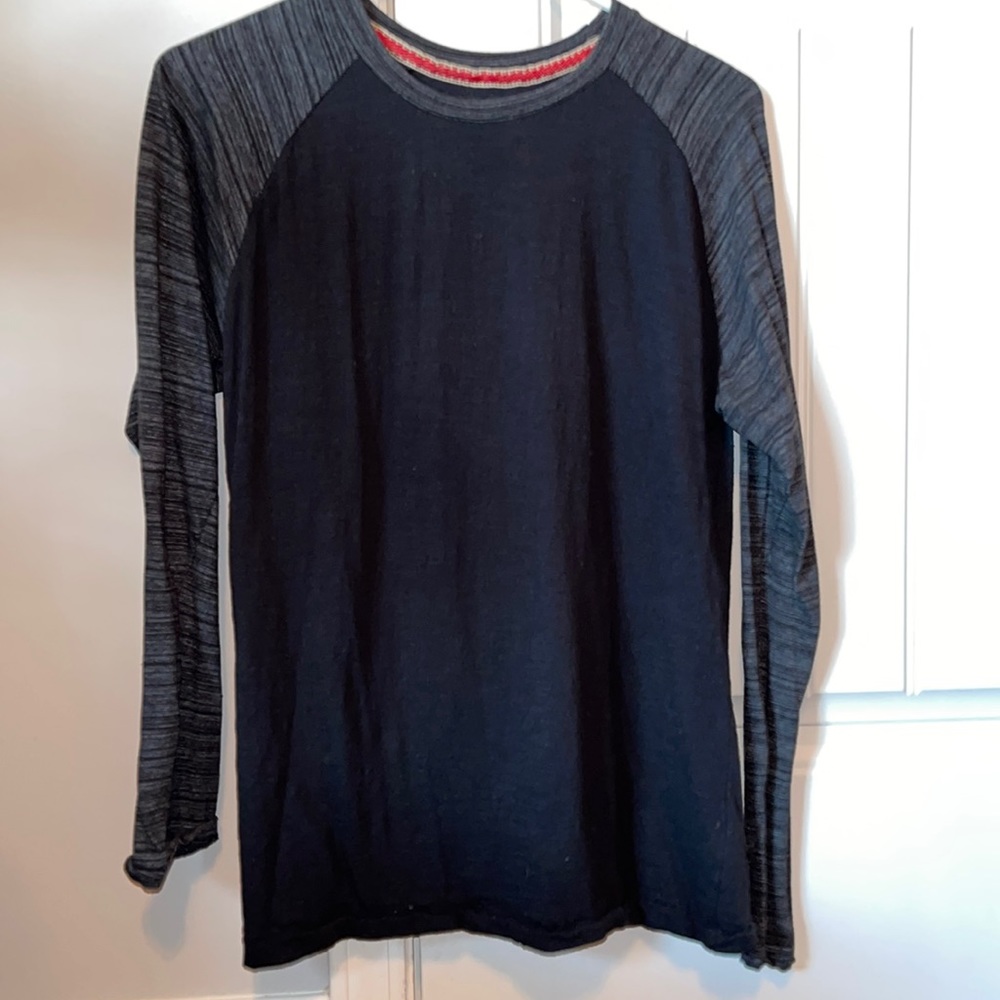Men’s Medium Broken Threads Baseball-Style Long sleeve T-shirt
